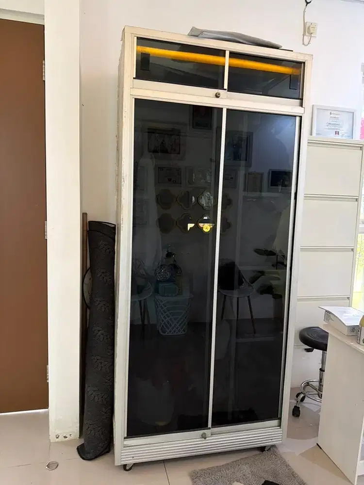 Lemari alumanium kaca