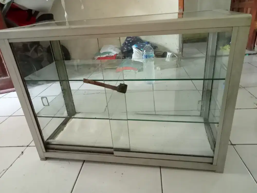 Etalase tiga baris ukuran 80x30x60 kondisi bagus