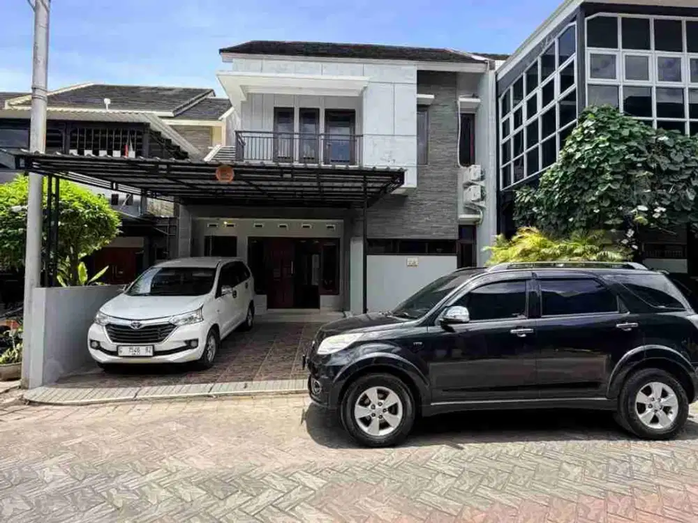 RUMAH MEWAH 2 LANTAI DALAM PERUMAHAN ELITE DEKAT BLOK O DAN AMBARUKMO PLAZA