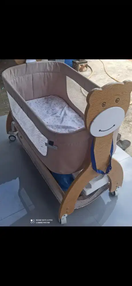 Tempat tidur bayi