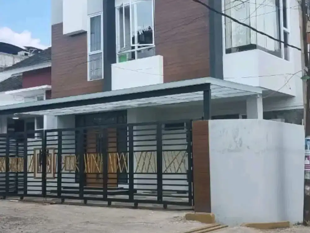 Dijual Rumah 3 Lantai Rooftop City View Hook Terawat Semi Furnish di Cihanjuang Bandung Barat