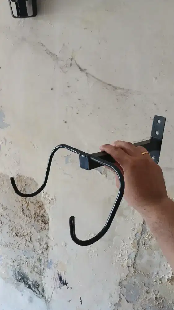 Besi gantungan sepeda dinding