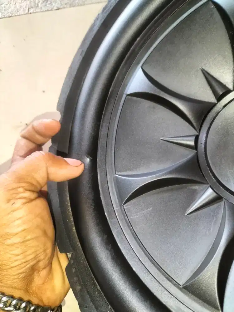 Subwoofer pasif ukuran 12 dobel cuil  minus ada bekas ketusuk obeng