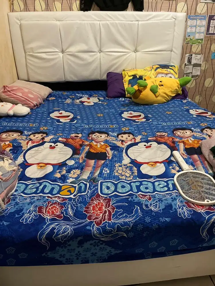 Dipan dan kasur nya 180x200 ada laci dua