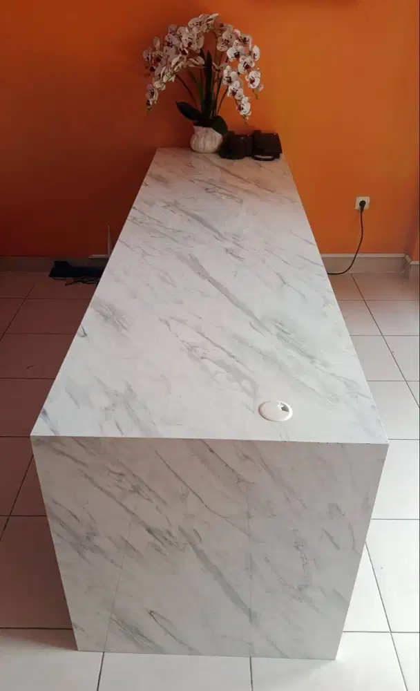 meja resepsionis ukuran lebar 70cm, panjang 2,4 meter