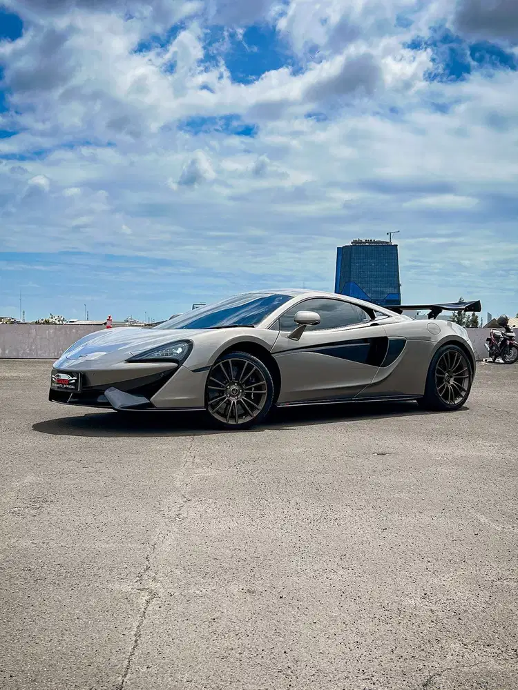 LOW ODO 17K AND RARE!!! MCLAREN 570S (2016)