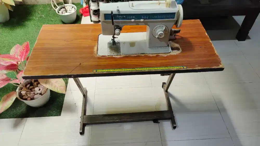 Dijual Cepat Mesin Jahit SINGER Bekas + Meja Kokoh