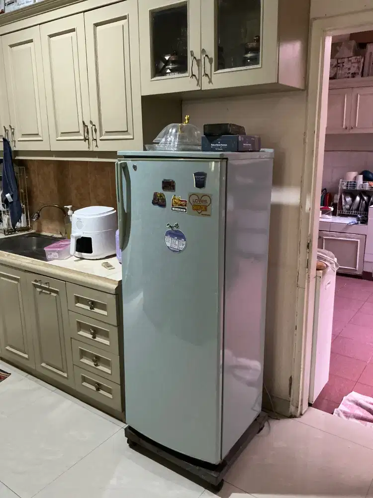 Jual segera kulkas Sharp Nice crystal 1 pintu kondisi bagus sekali