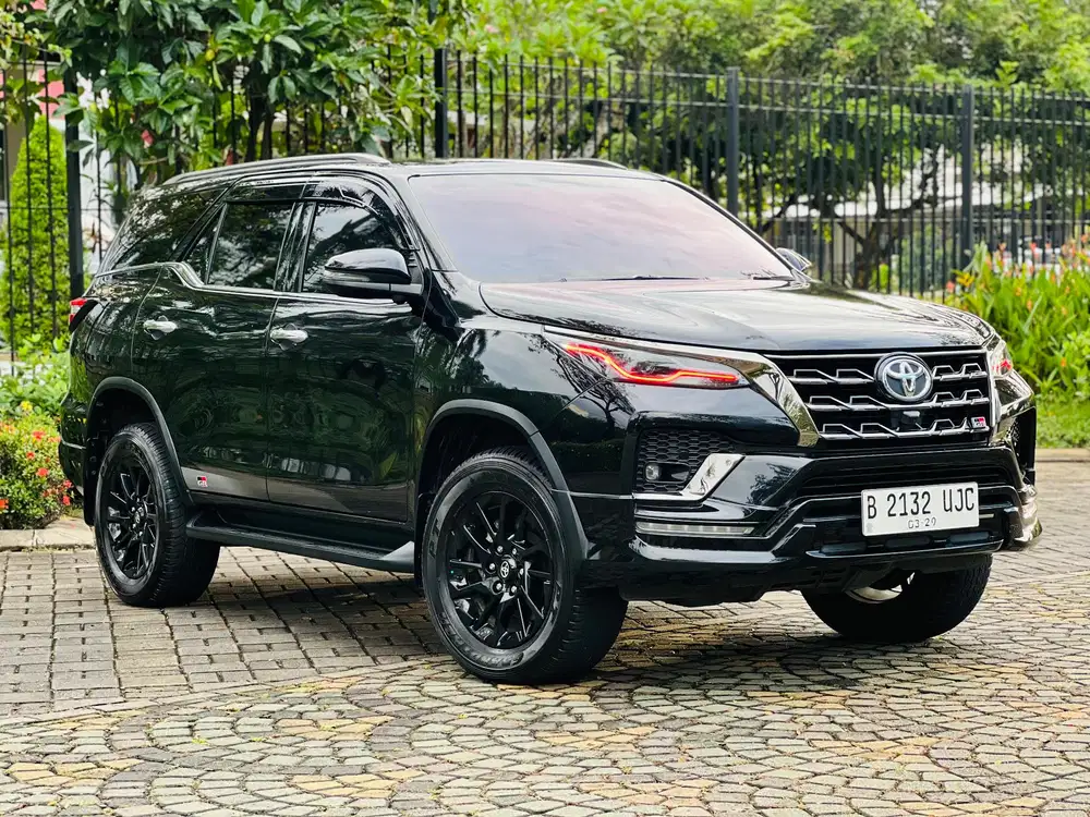 TOYOTA FORTUNER 2.8 GR SPORT DIESEL AT HITAM KM10RB SEGER 2025 NON 4X4