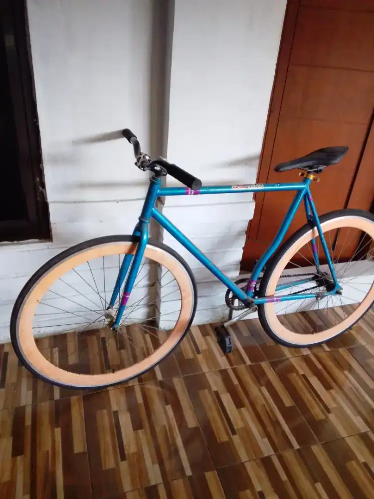 Sepeda fixie rangka lengkung
