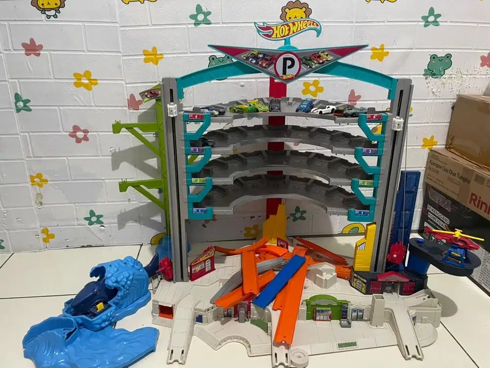 Mainan mobil mobil dengan track