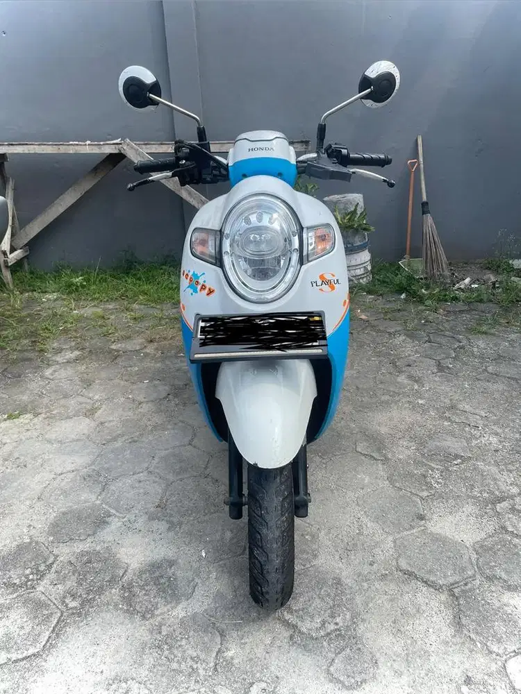 Dijual motor scoopy 2017 warna biru putih