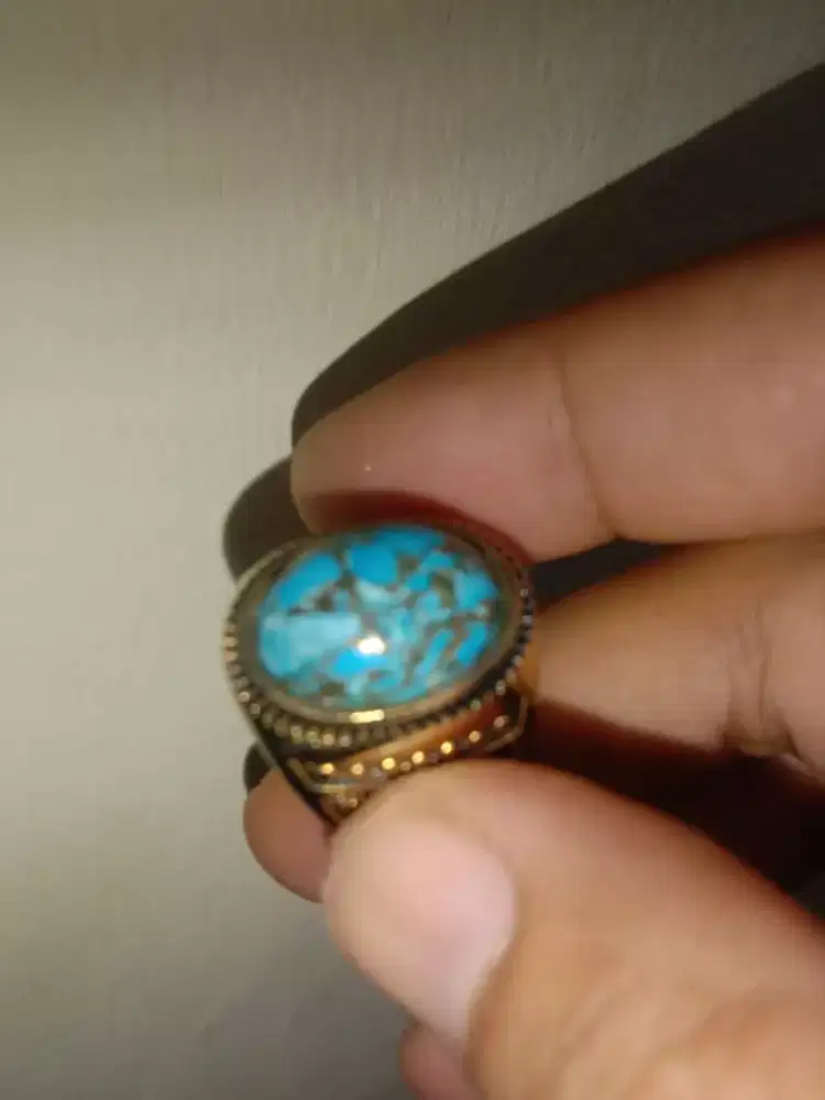 Batu pirus urat emas