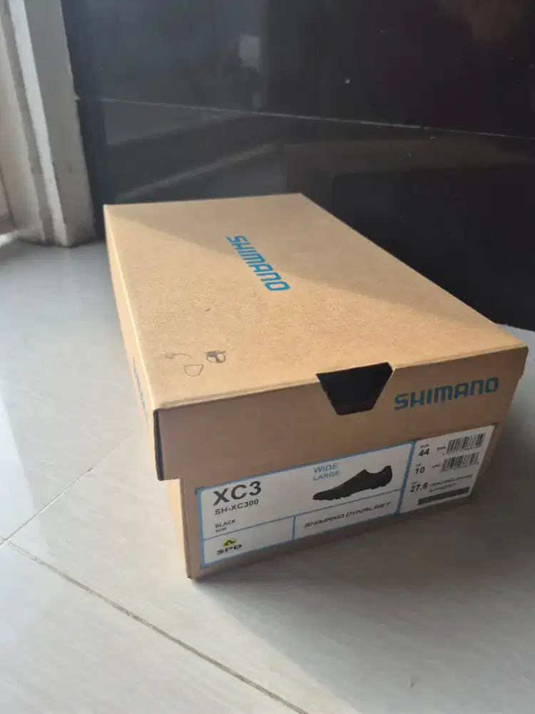 Sepatu dan helm Sepeda