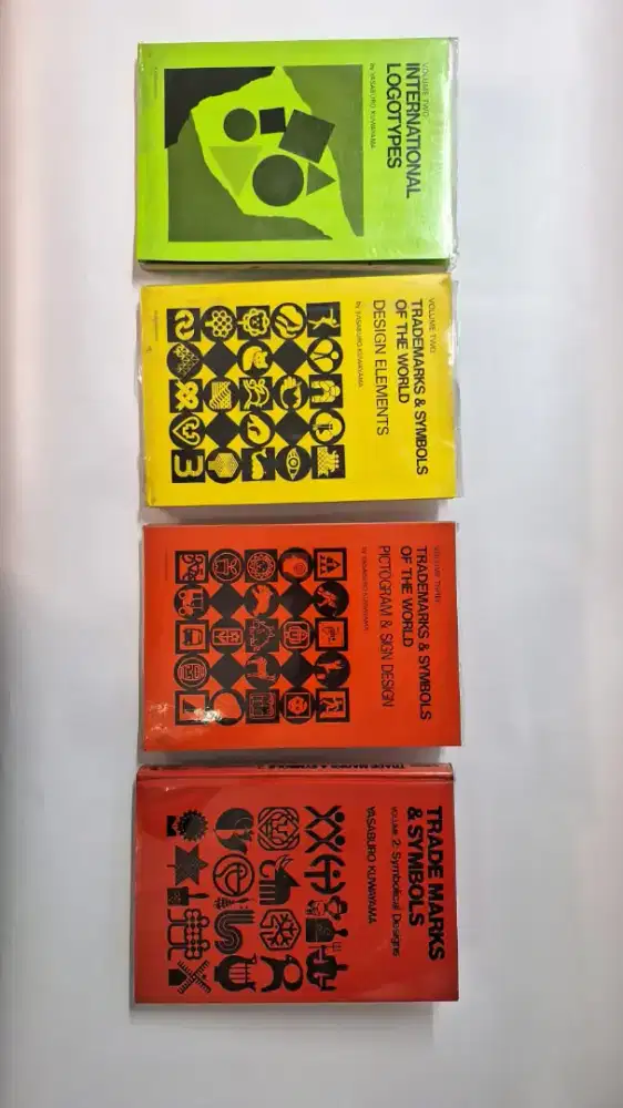4 buku khusus tentang Logo.( import )