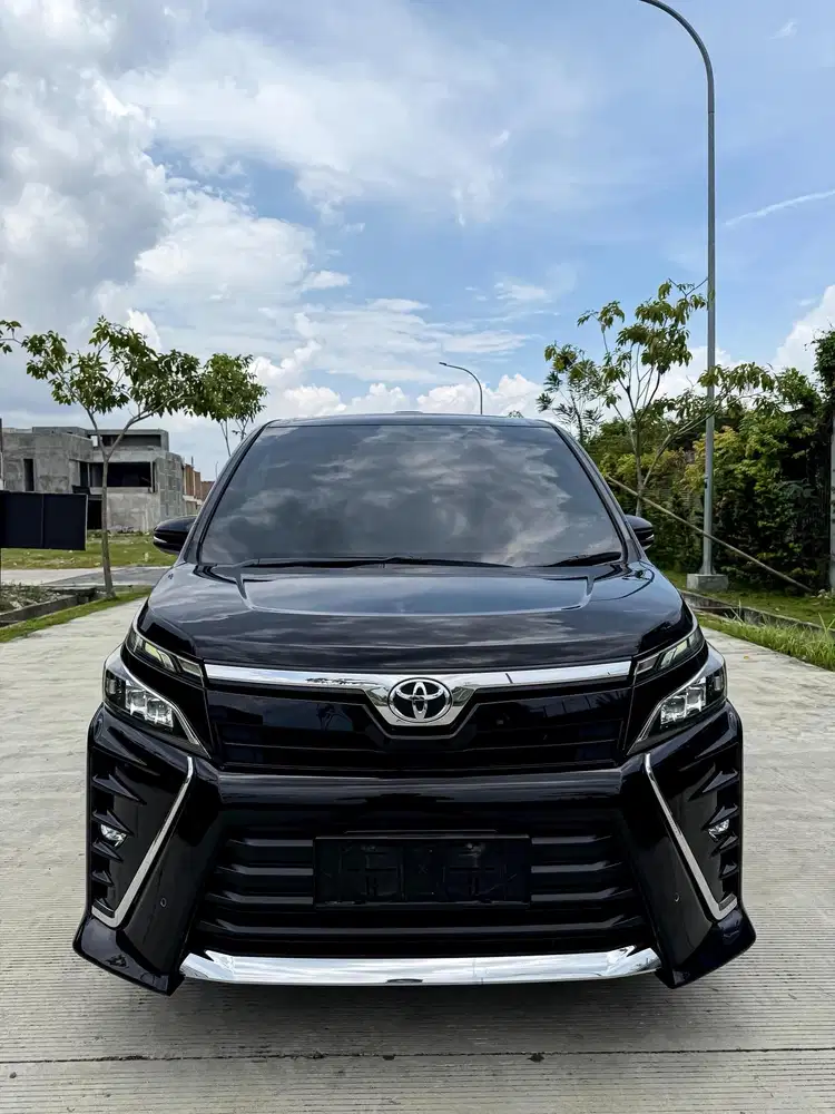 Toyota Voxy 2.0 2018 A/T