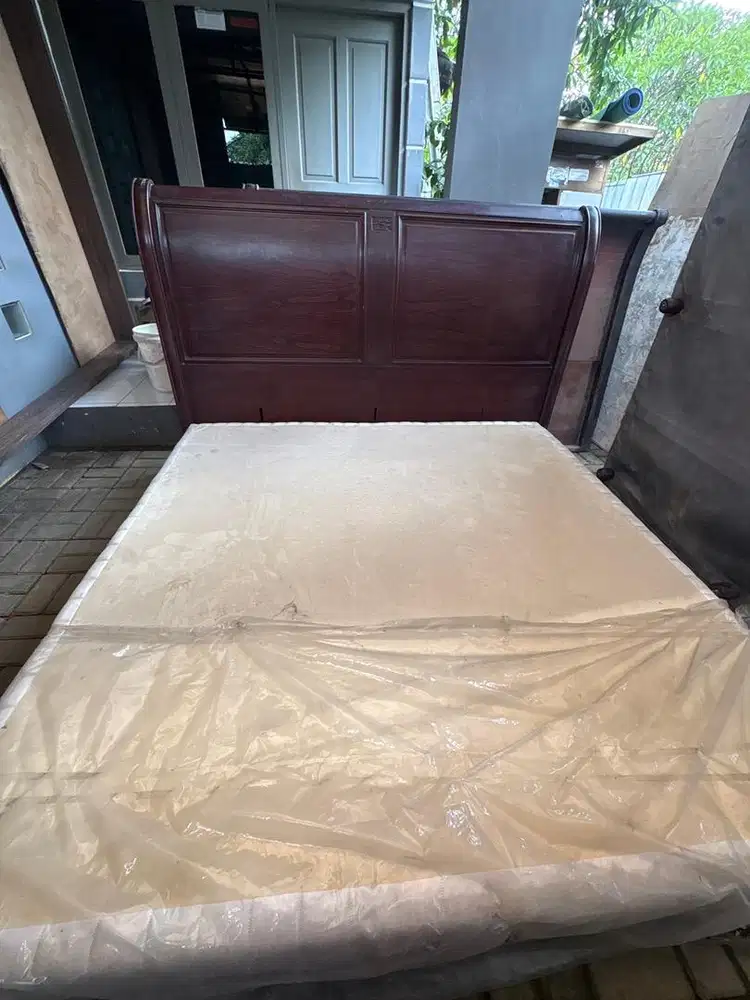 Dipan bekas king koil