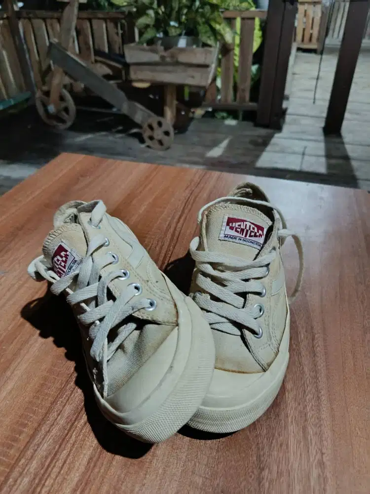 Sepatu vans wanita