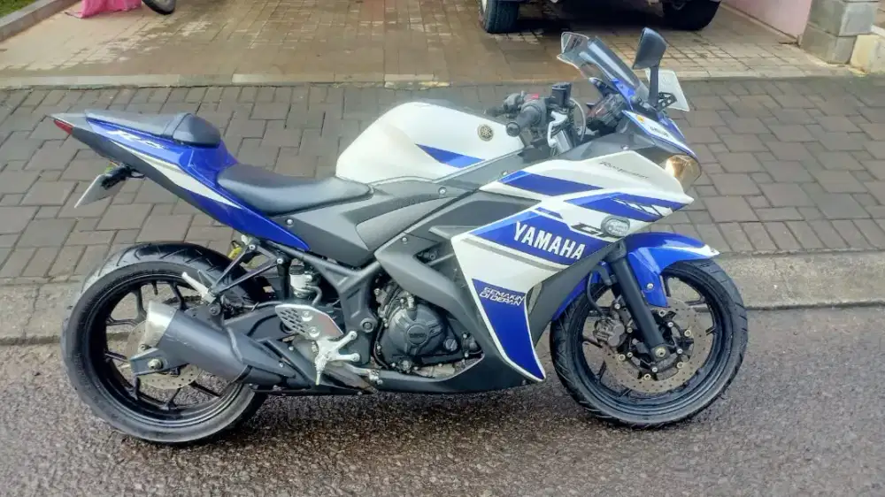 MOTOR YAMAHA SPORT R25 Putih Biru 2015