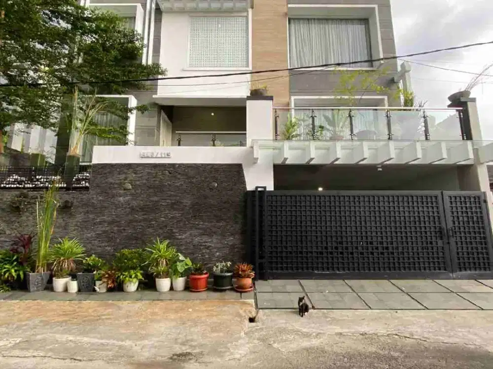 Rumah dengan private swimming pool di Komplek Billymoon Pondok Kelapa Jaktim