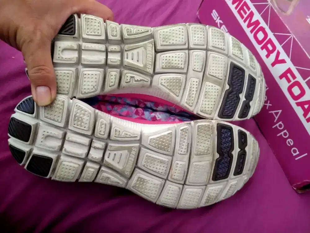 Sepatu Skechers ukuran 38