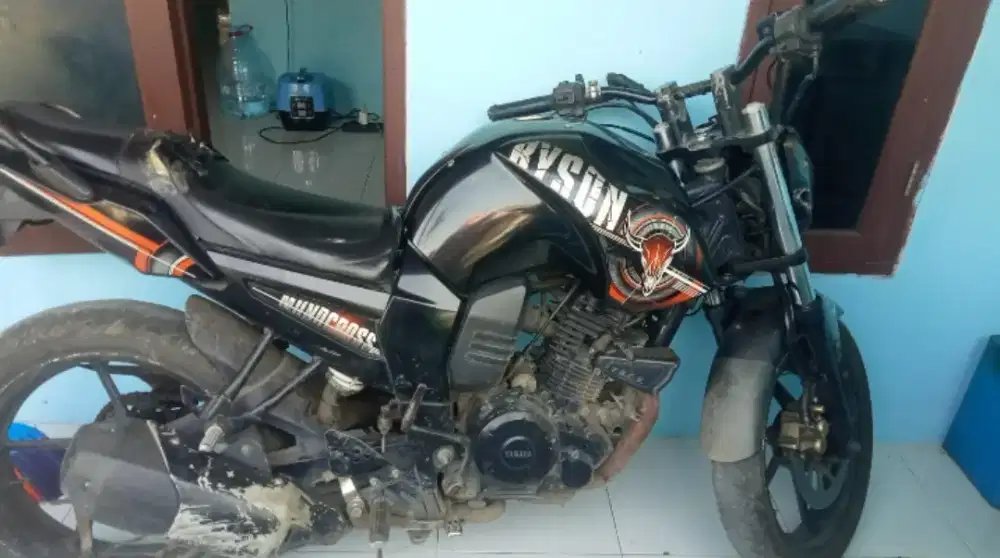 Motor bekas siap kerja hitam elegan