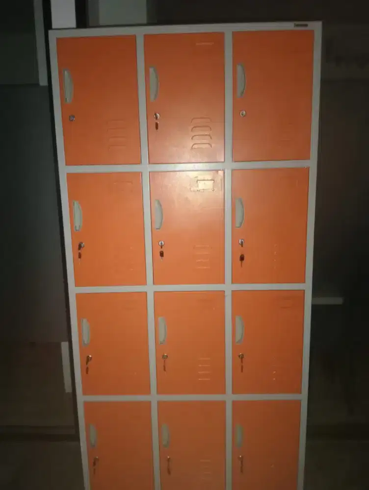 Loker Besi kabinet 12 pintu