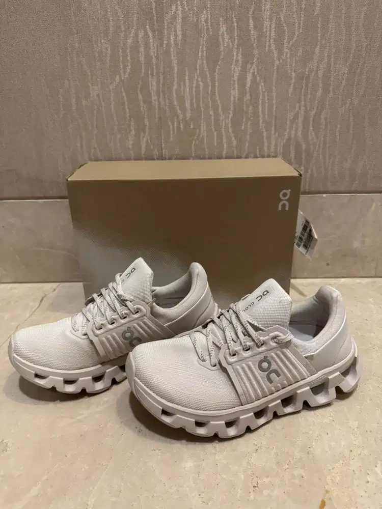 Brand new sepatu on cloudswift size 6