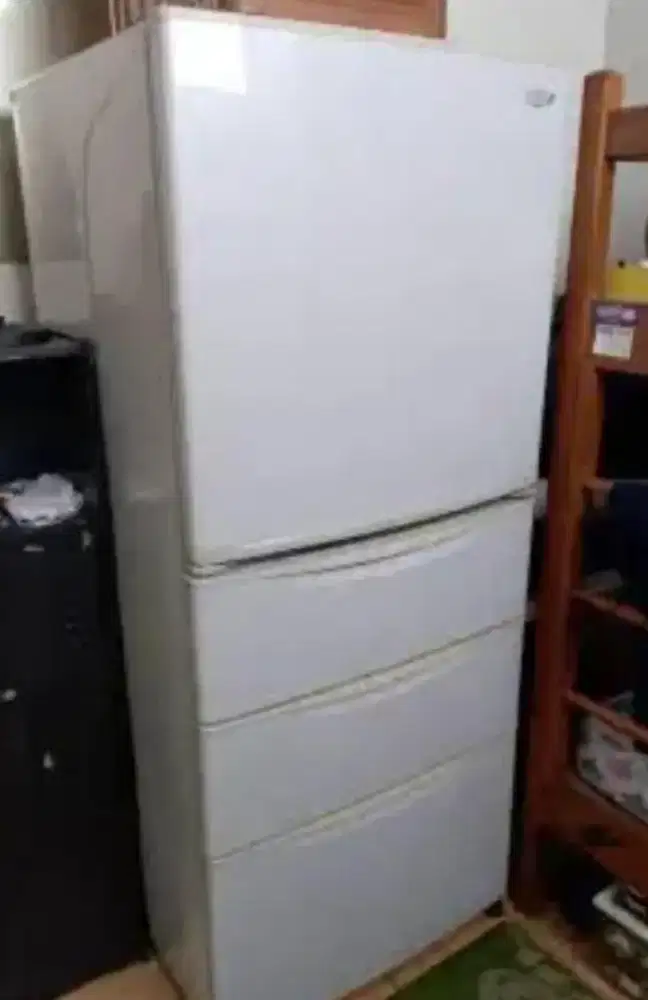 Kulkas sgt normal jumbo ada ice maker nya bisa bikin es batu sendiri