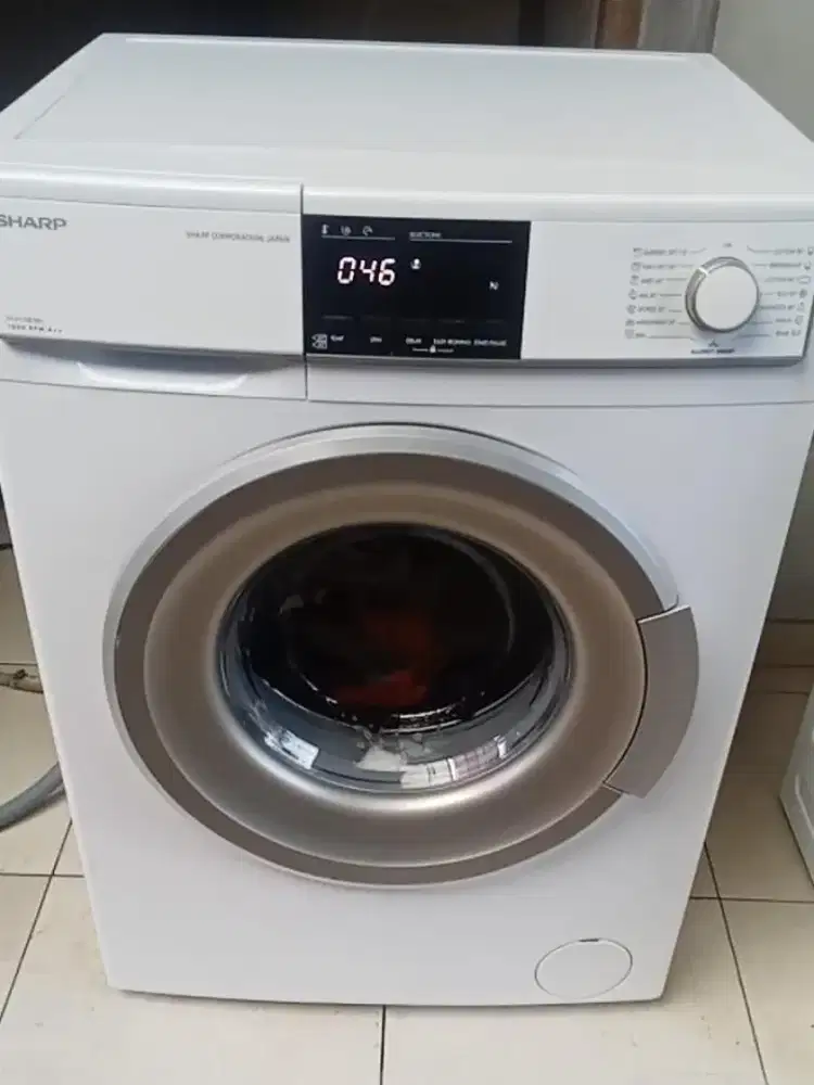 Mesin cuci x APARTMEN masih seperti baru merek Sharp Kapasitas 8 kg