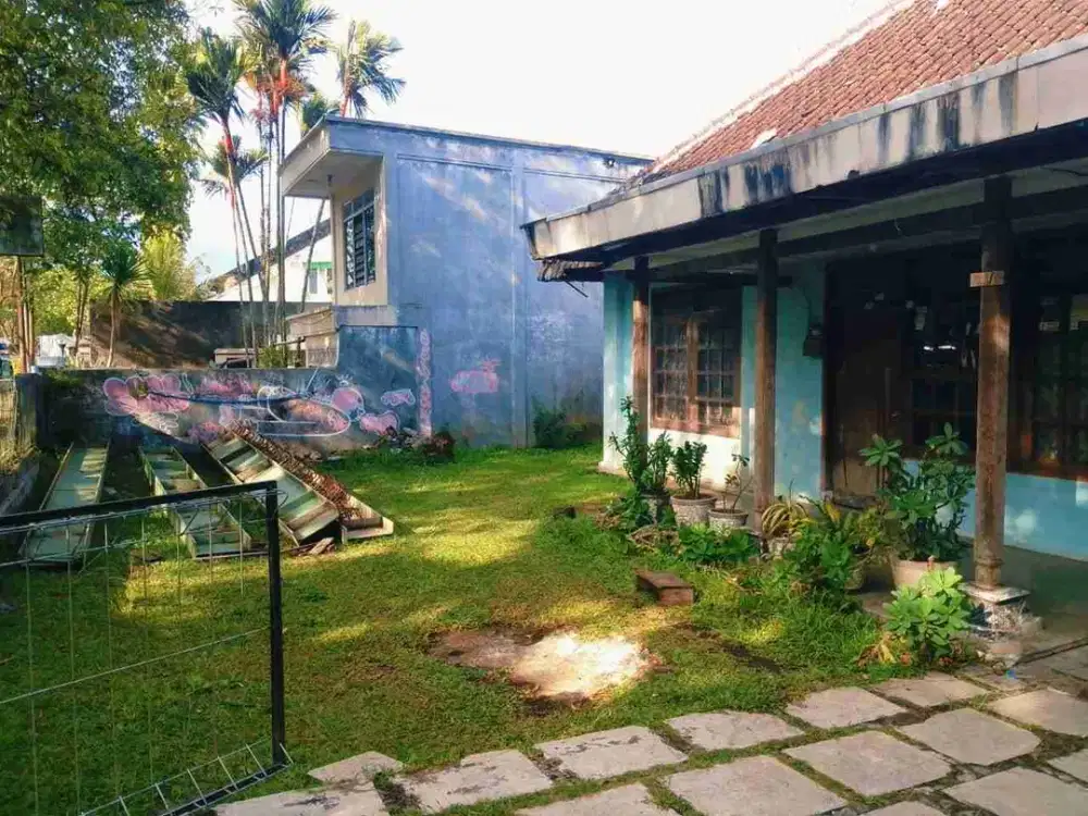 Jual rumah dengan tanah luas.cocok utk rumah kost.