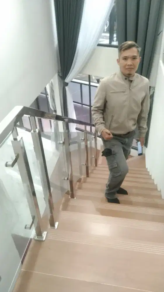 Reling tangga stanlis kaca