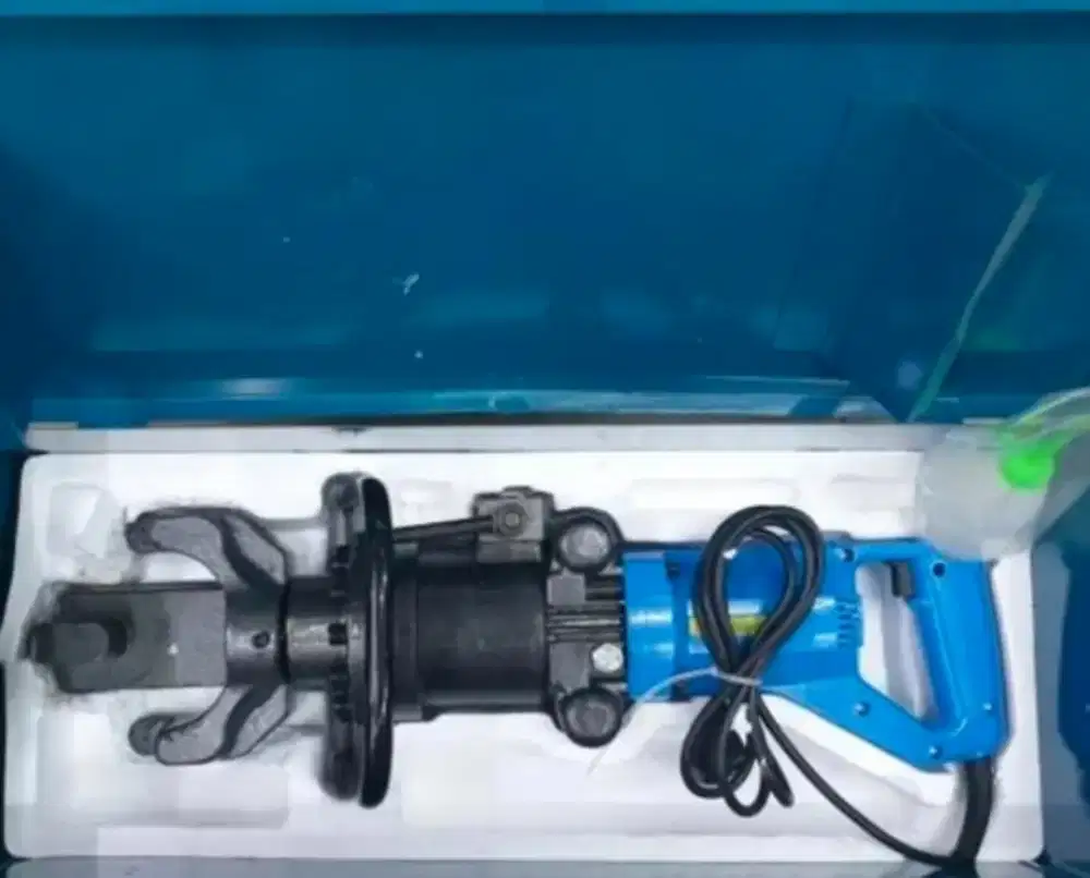 mesin tekuk besi beton portabel atau portable rebar bender.