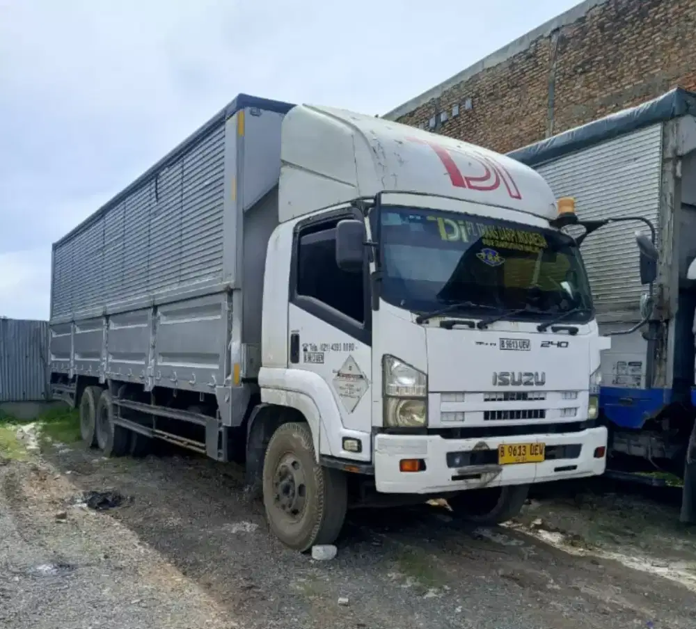 Truk Isuzu Giga 240PS th 2015 wingbox long 9,5m istimewa