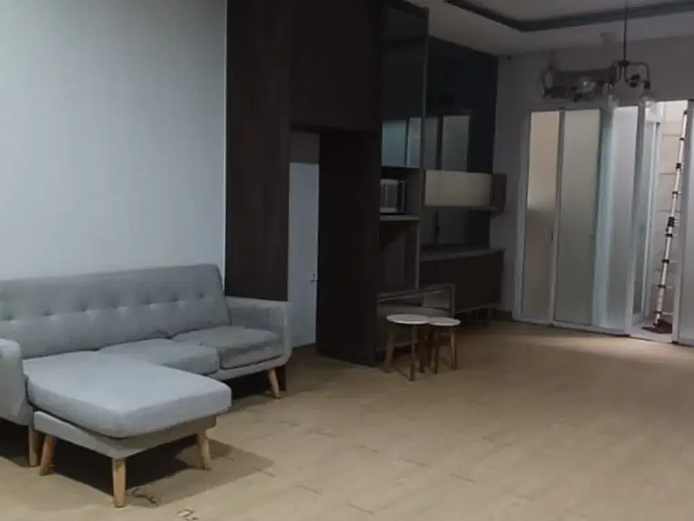 DISEWAKAN RUMAH FURNISHED 2 LANTAI DENGAN AC @GOLF LAKE