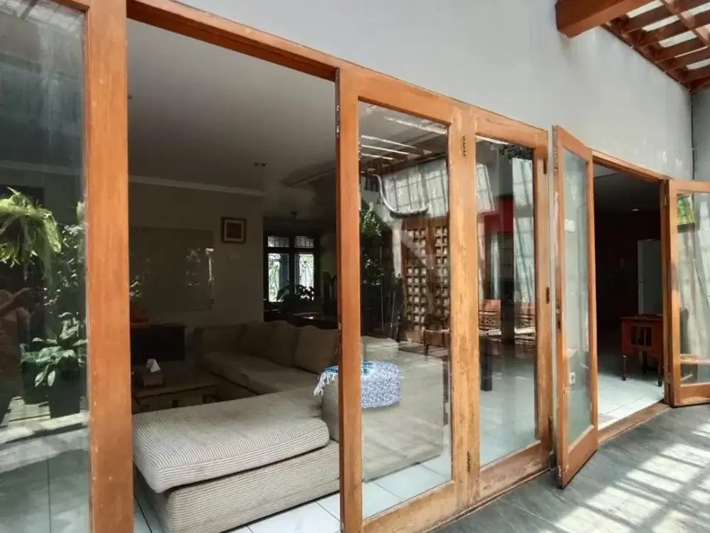 SIAP HUNI & LOKASI FAVORIT! Rumah Cantik Terawat 2 Lantai di Sektor 9 Bintaro — Tanah Luas, Bebas Banjir & SHM  (SP 0467)