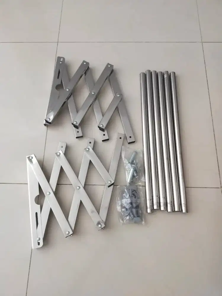 Rak jemur baju di tembok