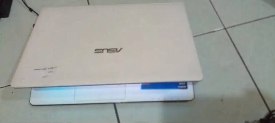 Laptop Asus X401U- AMD C-60 APU-RAM 2GB HDD 320GB