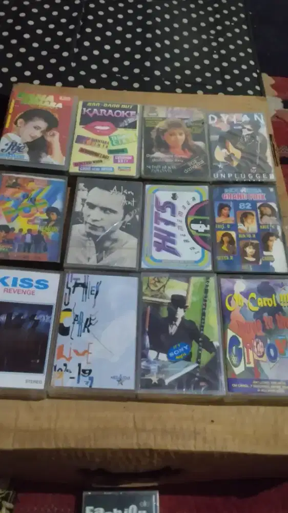 Vintage Cassette lagu lagu era  1990an