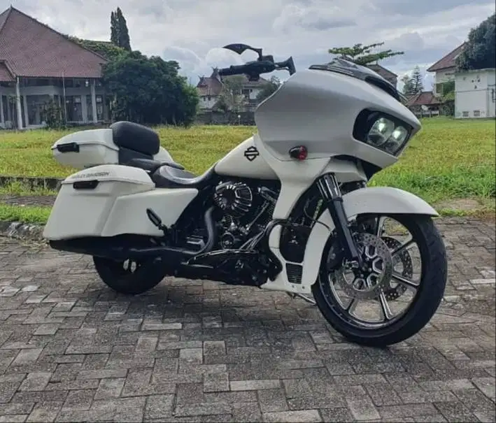 Harley Davidson  Road Glide 2018 Special white denim