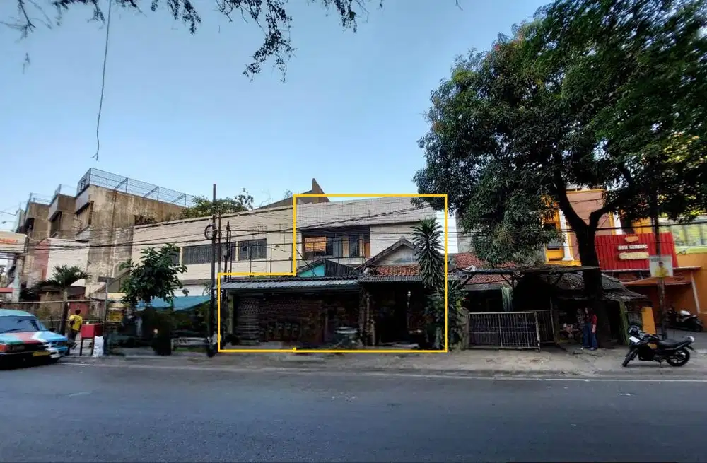 Ruko 3 Lantai Dilengkapi Aula dan Halaman Luas - Dijual Cepat