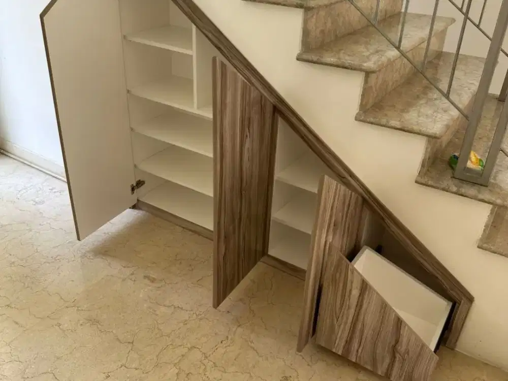 DISEWAKAN RUMAH GOLF ISLAND UK 10X15 (2 LANTAI) 3+1 KT ADA KITCHEN SET, KABINET LEMARI DAN 3 AC MURAH