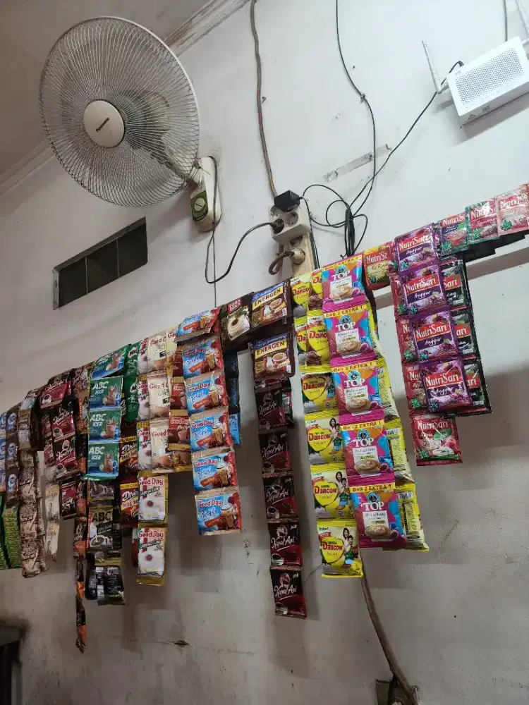 Penjaga WARKOP daerah jatiwarna