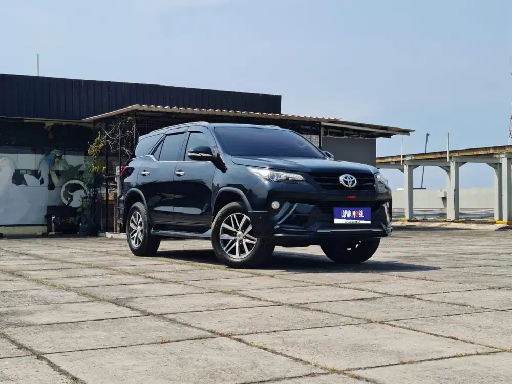 Toyota Fortuner 2.4 VRZ 4x2 AT Diesel 2017 Hitam KM 95RB