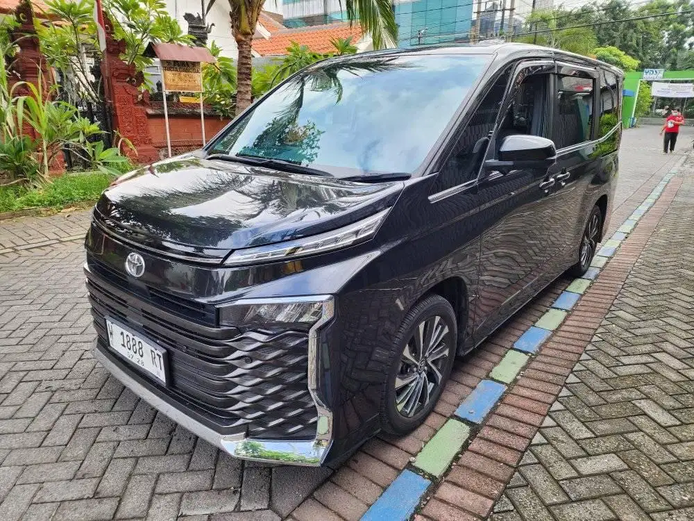TOYOTA NEW VOXY 2.0 MATIC FACELIFT 2023 KILOMTER RENDAH ASLI FACELIFT