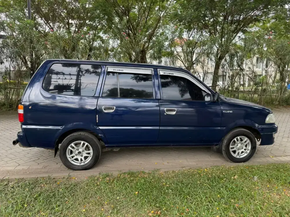 Kijang kapsul LSX 1,8 Efi tahun 2003 warna biru metalik
