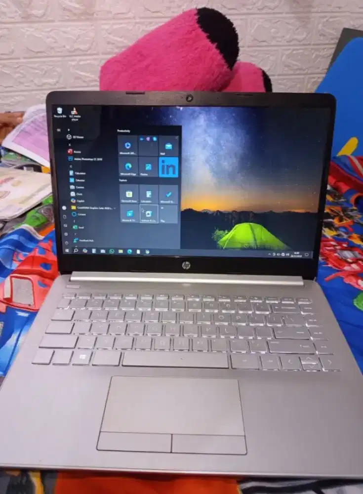 laptop HP 14s .Ram 8gb/SSD 256gb . Windows 10.Keyboard nyala.