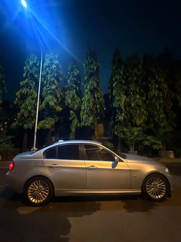 BMW 320i 2009 Bensin