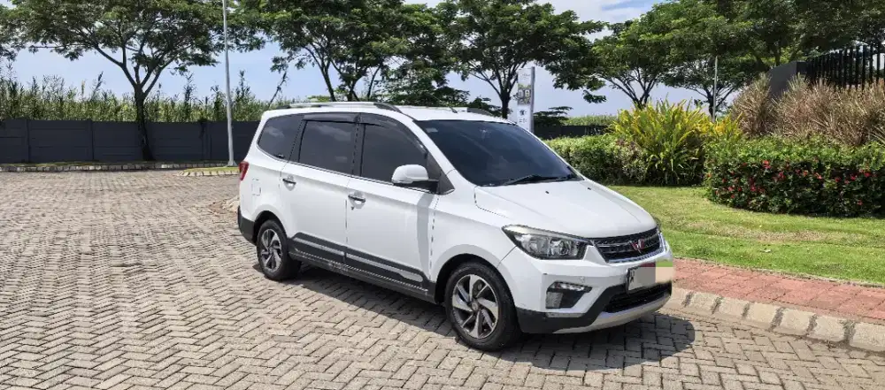 Wuling Confero S 1.5L Lux Plus Bensin MT (Captain Seat)