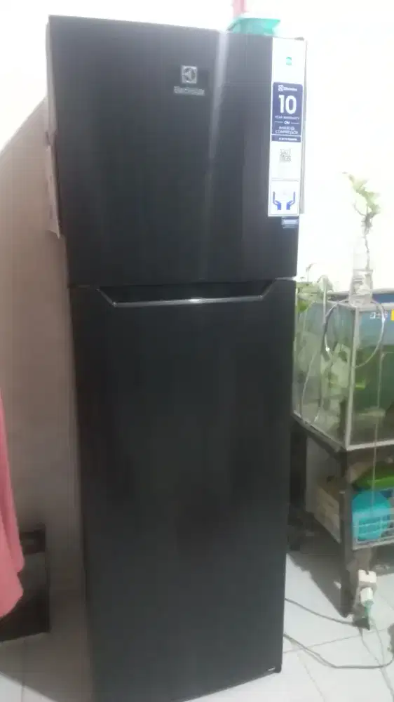 Di jual kulkas 2 pinti merek Elektrolux